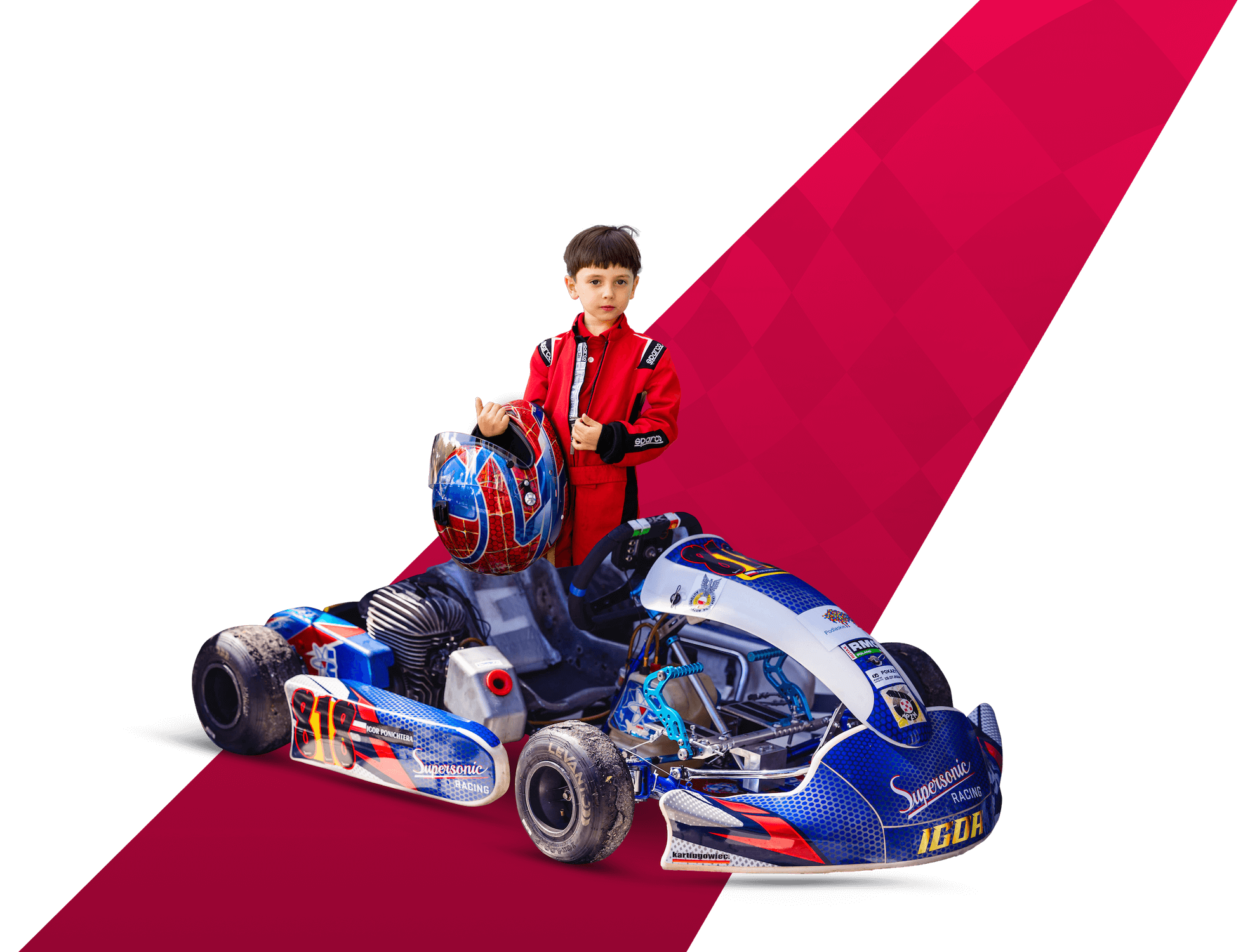 Igor Ponichtera ze swoim kaskiem w ręku i gokarem za nim