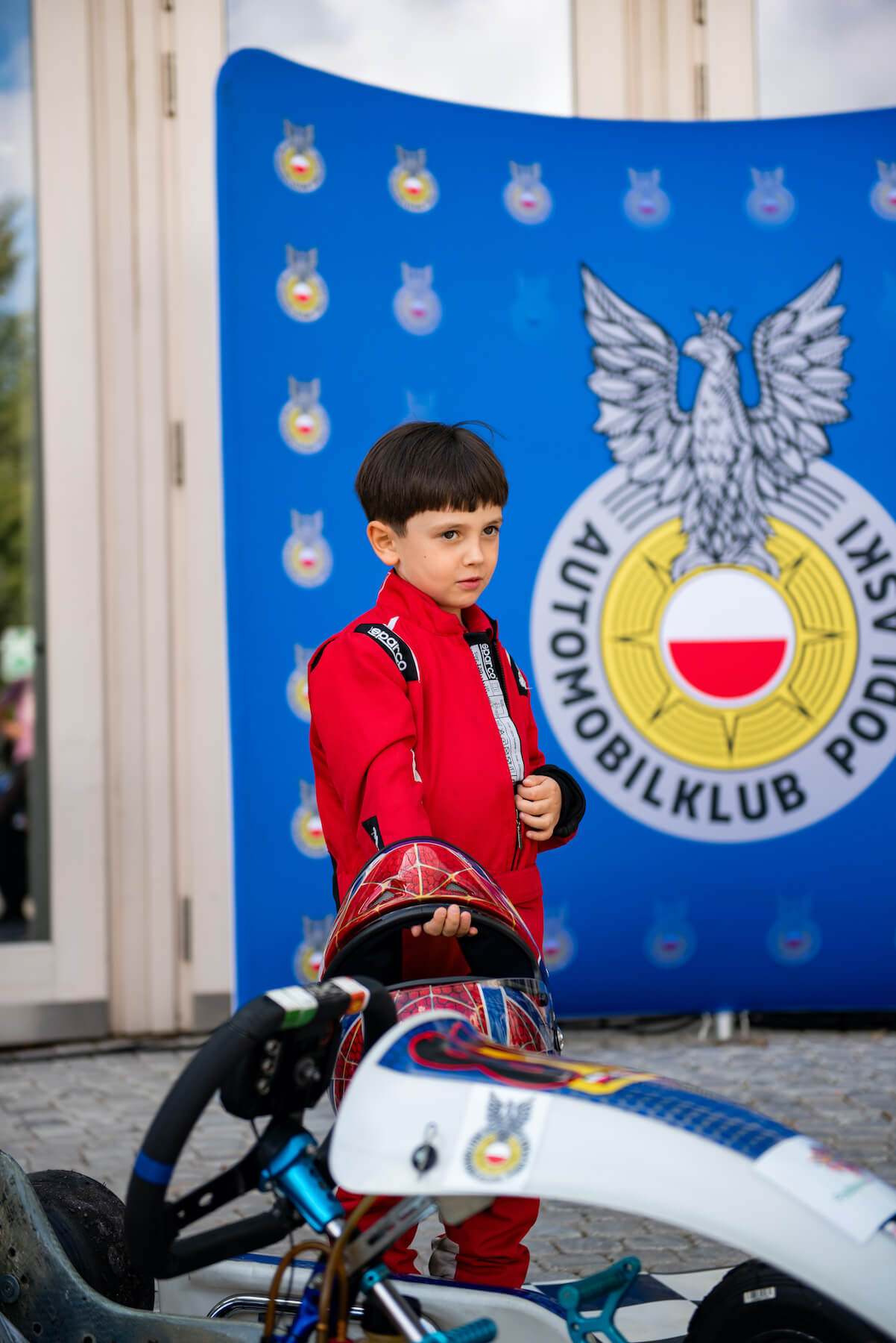 Sylwetka Igora Ponichtery - kierowcy wyścigowego