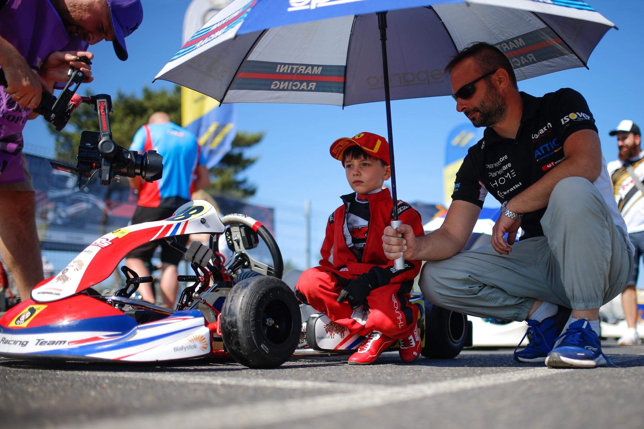 Igor Ponichtera przed startem wyścigu pod parasolem przeciwsłonecznym z trenerem obok