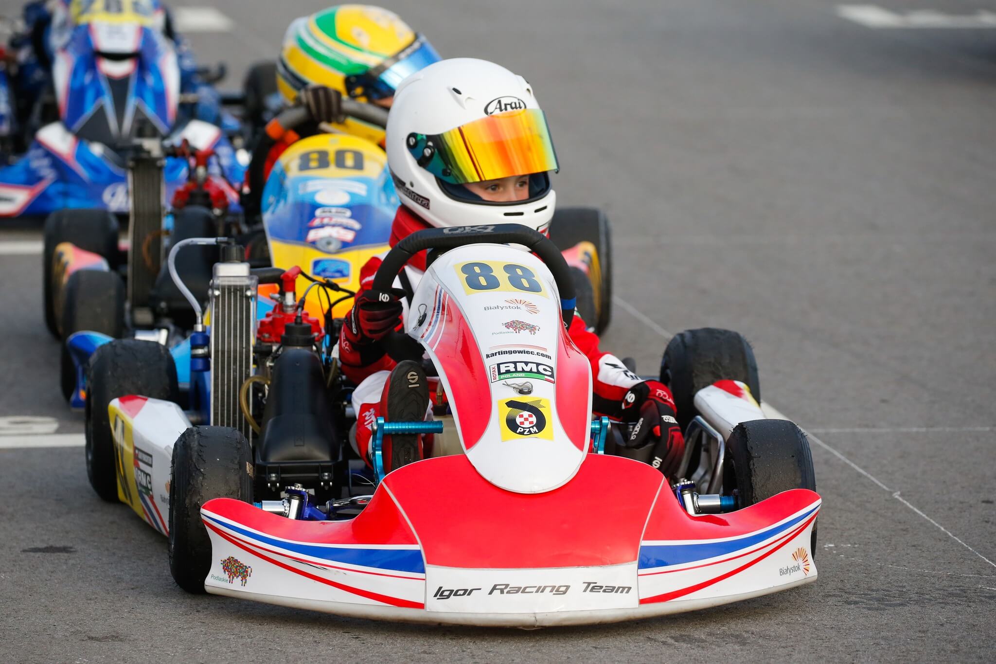 Igor Ponichtera przed wyścigiem, ustawiony na polach startowych